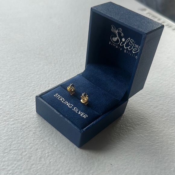NEW Gold Stud Earrings - Picture 2 of 4